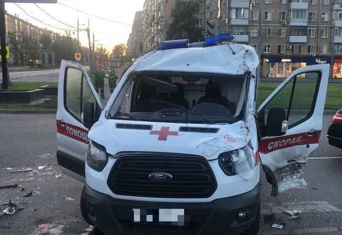 На западе Москвы водитель, пытаясь проскочить на красный, врезался в машину скорой помощи