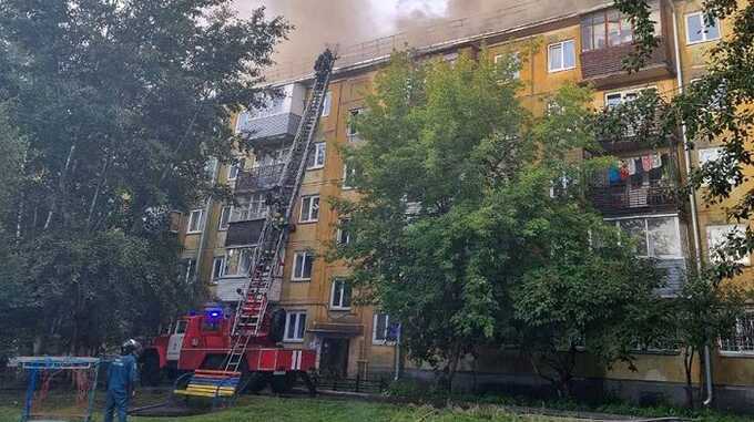 В Красноярске загорелся многоквартирный дом